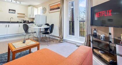 Balmoral Court -Sleeps 6 -Free Parking with Workspace & High-Speed WiFi