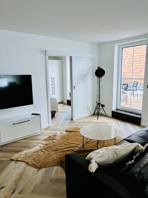 Deluxe-svíta - útsýni yfir garð | Stofa | Sjónvarp