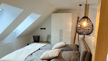 Appartement, vue jardin | 2 chambres, coffres-forts dans les chambres, rideaux occultants