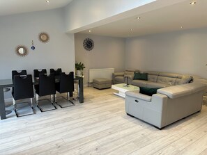Living area -  4 double bedroom modern house, close to shops , hospitals, Brooks , Headington  (Headington)