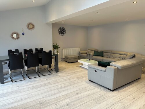  4 double bedroom modern house, close to shops , hospitals, Brooks , Headington 