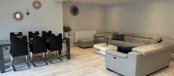  4 double bedroom modern house, close to shops , hospitals, Brooks , Headington 