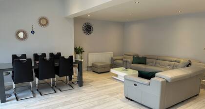 4 double bedroom modern house, close to shops , hospitals, Brooks , Headington