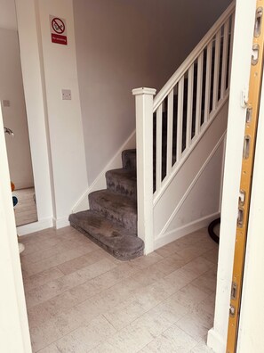 Interior -  4 double bedroom modern house, close to shops , hospitals, Brooks , Headington  (Headington)