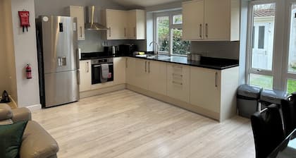 4 double bedroom modern house, close to shops , hospitals, Brooks , Headington