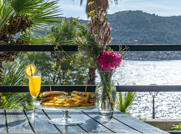 Outdoor dining - Hotel Issa - Double Room Sea View 1 (Vis)