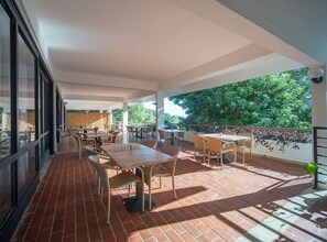Outdoor dining - Hotel Issa - Double Room Sea View 7 (Vis)