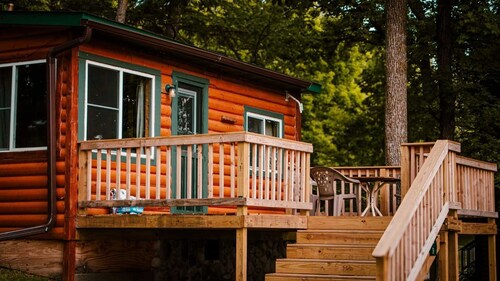 Charming Northwoods Cabin - Large Deck & Scenic Views