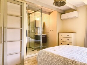 3 bedrooms, iron/ironing board, WiFi - Superb mas, absolute calm, view of the château and Mont Ventoux, large swimming pool, vineyards (Le Barroux)