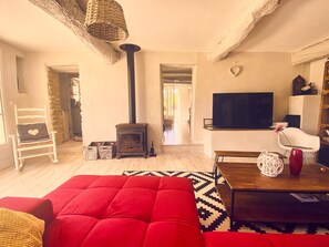 Living area - Superb mas, absolute calm, view of the château and Mont Ventoux, large swimming pool, vineyards (Le Barroux)