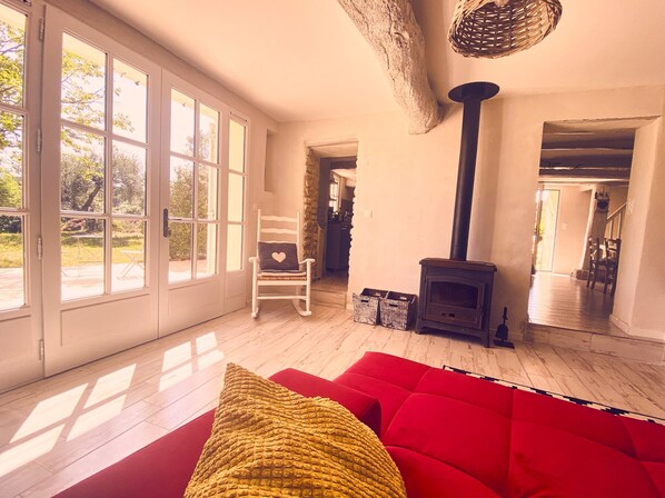 Interior - Superb mas, absolute calm, view of the château and Mont Ventoux, large swimming pool, vineyards (Le Barroux)