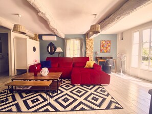 Living area - Superb mas, absolute calm, view of the château and Mont Ventoux, large swimming pool, vineyards (Le Barroux)