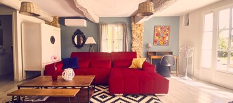 Superb mas, absolute calm, view of the château and Mont Ventoux, large swimming pool, vineyards