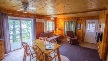 智能電視、足球機、乒乓球設施、書籍