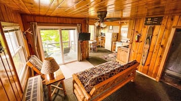 Smart TV, tavolo da calcetto, tavolo da ping pong, libri