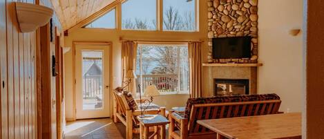 Smart TV, chimenea, futbolito y tenis de mesa