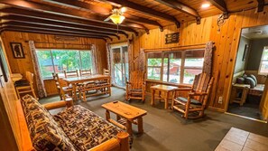 Una Smart TV, una chimenea, un futbolín, una mesa de tenis de mesa