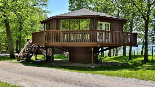 Lakefront Octagon Treehouse - Fisherman's Paradise