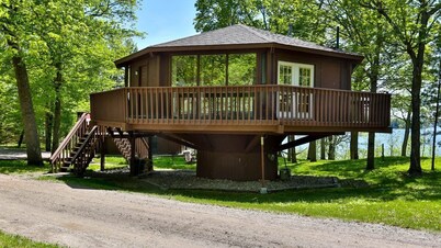 Lakefront Octagon Treehouse - Fisherman's Paradise
