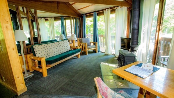 Smart TV, futbolito, tenis de mesa y libros 