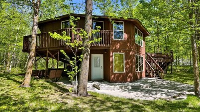 Minnesota Octagon Treehouse - Private Jacuzzi & Forest Views