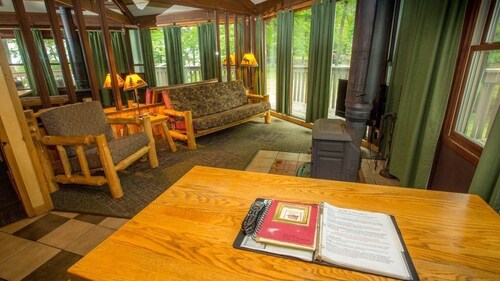 Scenic Lakeside Octagon - Lake Views & Rustic Wood Stove