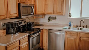 Jääkaappi, mikroaaltouuni, uuni, liesi