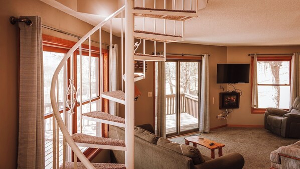 Smart TV, table football, ping pong, books - Unique Octagon Treehouse w/Private Jacuzzi (Bemidji)