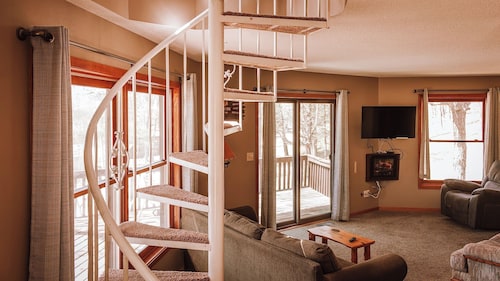 Unique Octagon Treehouse  w/Private Jacuzzi