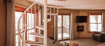 Unique Octagon Treehouse  w/Private Jacuzzi