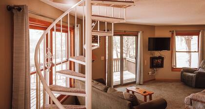 Unique Octagon Treehouse w/Private Jacuzzi