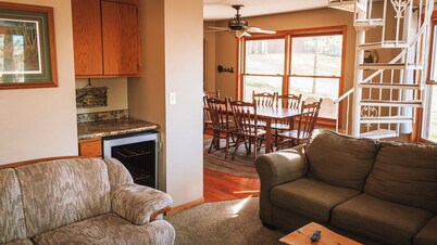 Unique Octagon Treehouse  w/Private Jacuzzi