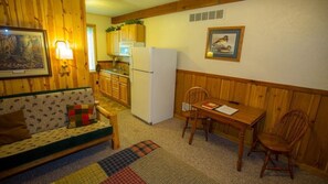 Una Smart TV, un futbolín, una mesa de tenis de mesa, libros