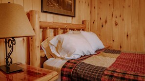 10 bedrooms, WiFi, bed sheets, wheelchair access - Group Lodging in Minnesota's Northwoods - Perfect for Reunions (Bemidji)