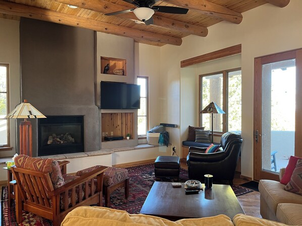 Living area - Quiet Retreat w/ Jacuzzi Tub and Fire Pit in Beautiful Prescott! (Prescott)