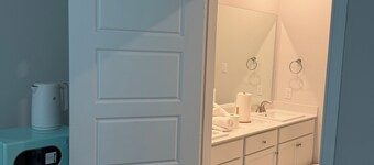 Luxury Private En-Suite, Brand New Home. Frisco WiFi,AC and all you need
