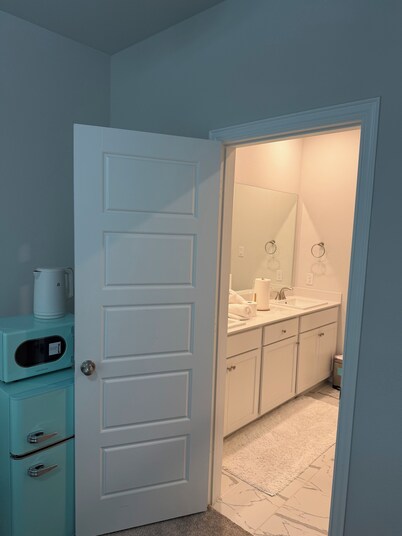 Luxury Private En-Suite, Brand New Home. Frisco WiFi,AC and all you need