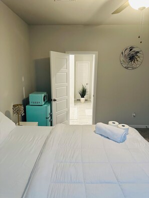 1 habitación, tabla de planchar con plancha, wifi gratis y ropa de cama 