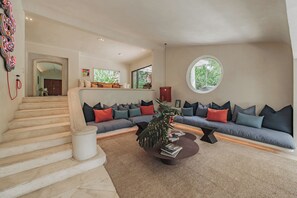 En 32-tommers TV med kabel-kanaler