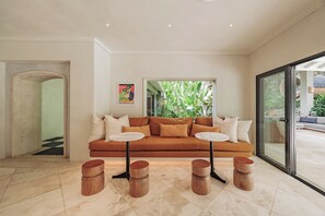 En 32-tommers TV med kabel-kanaler