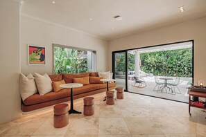 En 32-tommers TV med kabel-kanaler