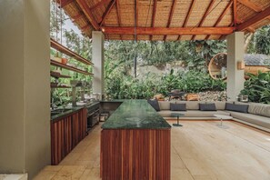 Bar en bord de piscine