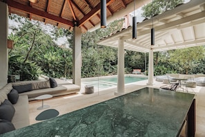 Bar en milieu de piscine