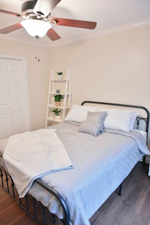 3 bedrooms, desk, iron/ironing board, free WiFi