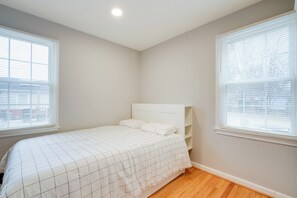 2 bedrooms, desk, internet, bed sheets - DC Area Home ~ 1 Mi to Metro: WFH Friendly! (Silver Spring)