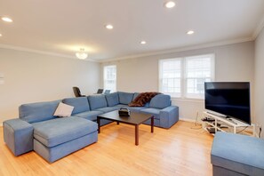 TV, books - DC Area Home ~ 1 Mi to Metro: WFH Friendly! (Silver Spring)