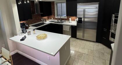 Luxurious fully furnished 2-bedroom 2.5 bath condo in enchanting Glendale CA