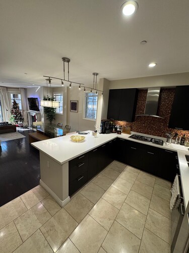 Luxurious fully furnished 2-bedroom 2.5 bath condo in enchanting Glendale CA