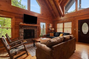 House - Summit View Way Resort Cabin w Hot Tub Deck w Views Pool Table (Sevierville)