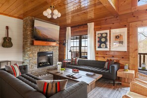 House | 6 bedrooms - Bears Den Way Resort Cabin w Games Hot Tub View Mins From Dollywood (Sevierville)